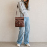 Dallas-grand-sac-bandouliere-femme-marron-porte-2