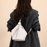 Petit-sac-a-dos-cuir-convertible-bandouliere-Tino-bege-porte