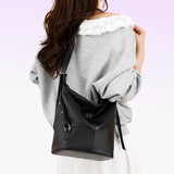 Petit-sac-a-dos-cuir-convertible-bandouliere-Tino-noir-porte2