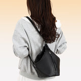 Petit-sac-a-dos-cuir-convertible-bandouliere-Tino-noir-porte