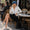 casquette-gavroche-femme-ete-bleu-porte-terrasse