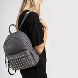 grand-sac-a-dos-femme-Bryan-gris-porte