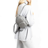 mini-sac-a-dos-femme-Olsen-gris-porte
