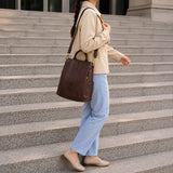 sac-a-dos-antivol-femme-Milano-marron-porte_