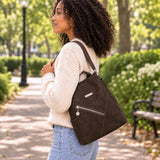 sac-a-dos-antivol-femme-elegant-Naha-cafe-porte