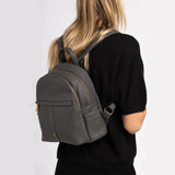 sac-a-dos-chic-femme-rivka-gris-porte-2