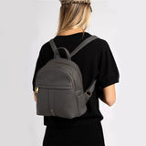 sac-a-dos-chic-femme-rivka-gris-porte