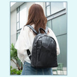 grand-sac-a-dos-femme-cuir-vintage-Pablo-noir-porte1