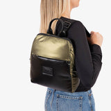 sac-a-dos-femme-matelasse-Velside-vert-porte